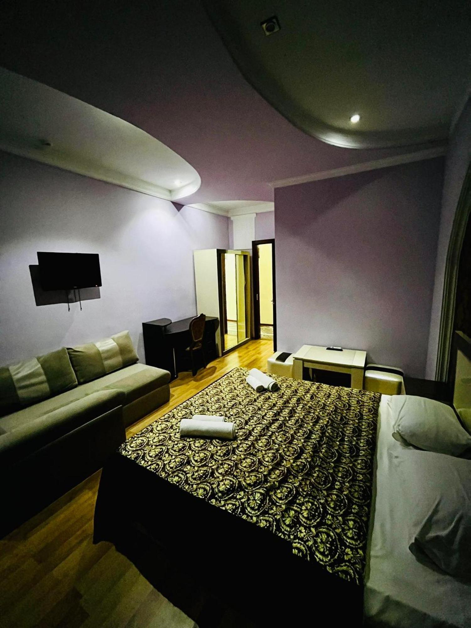 Lux Palace Hotel Kutaisi Exterior foto